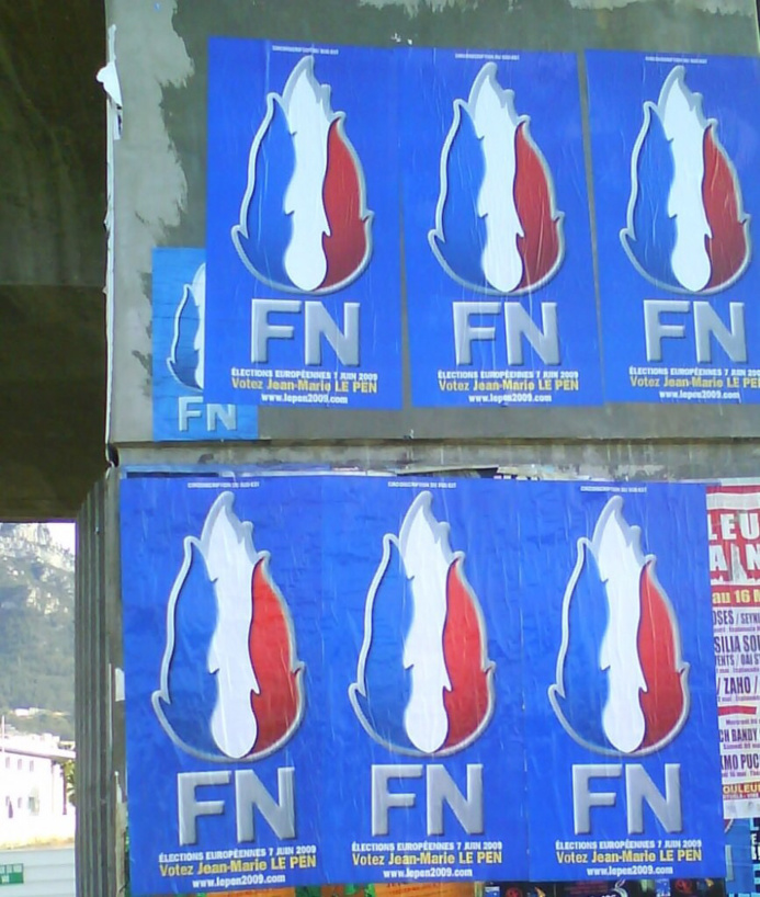 Des colleurs d'affiches du FN pris à partie par un groupe de jeunes à Vélizy-Villacoublay Des colleurs d'affiches du FN pris à partie par un groupe de jeunes à Vélizy-Villacoublay