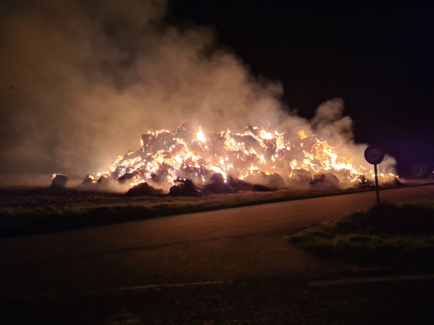 Entre 150 et 200 tonnes de ballots de paille ont brûlé ce soir à Gueures - Photo @ Sdis76