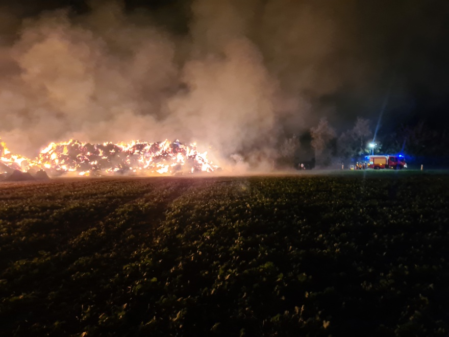 Seine-Maritime : une centaine de ballots de paille partent en fumée à Gueures, près de Luneray