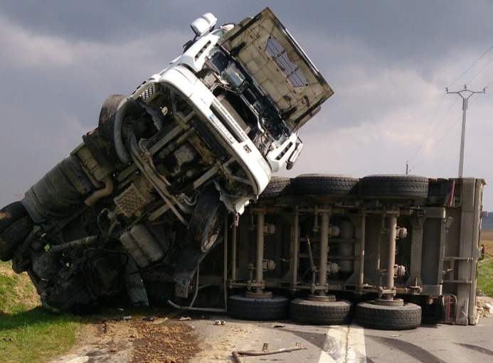 Le tracteur du semi-remorque s'est immobilisé le nez en l'air ! (Photo @DR) Le tracteur du semi-remorque s'est immobilisé le nez en l'air ! (Photo @DR)
