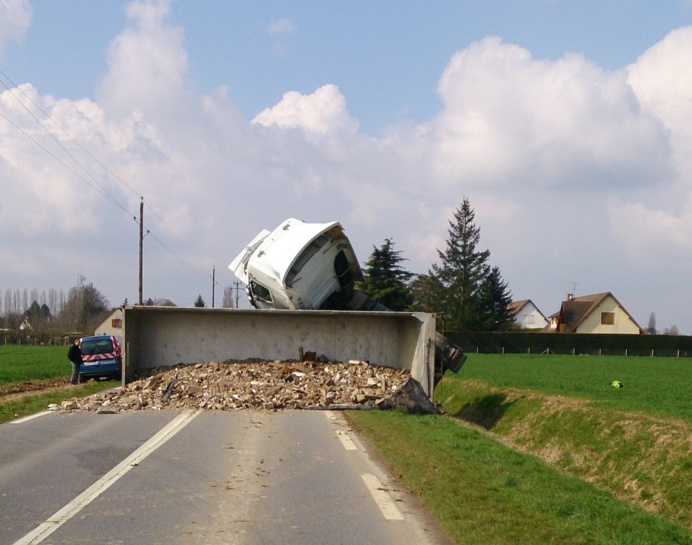 Les gravats que contenait la remorque se sont répandus sur la route qui a été fermée à la circulation une bonne partie de la journée (Photo @DR)