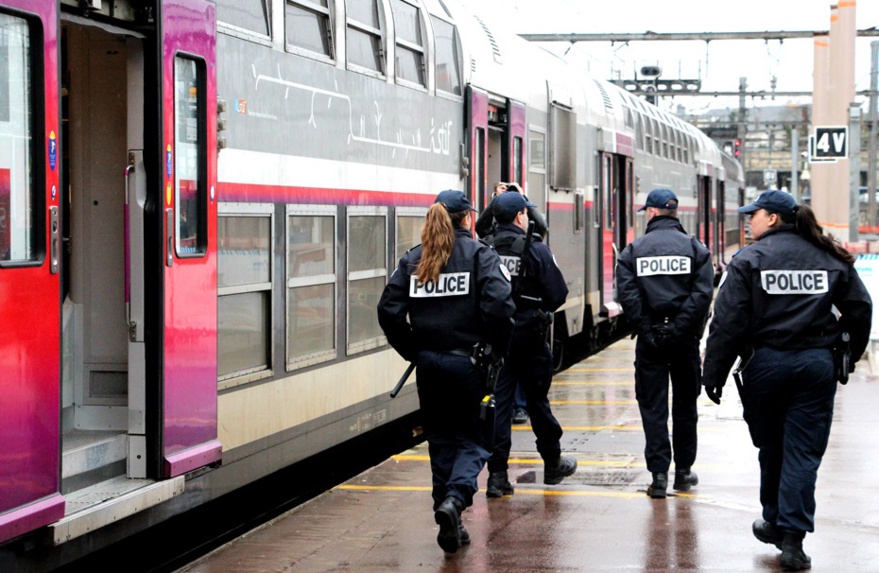 Policiers et gendarmes mobiles ont procédé à des recherches à l'intérieur de la gare SNCF : aucun objet suspect n'a été retrouvé - Illustration © DDSP78