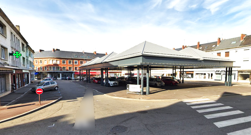 La fuite d'eau consécutive à la ruupture d'une canalisation sous la voie publique a été localisée au niveau de la place de la Halle aux Drapiers, en centre-ville de Louviers - La fuite d'eau consécutive à la ruupture d'une canalisation sous la voie publique a été localisée au niveau de la place de la Halle aux Drapiers, en centre-ville de Louviers -