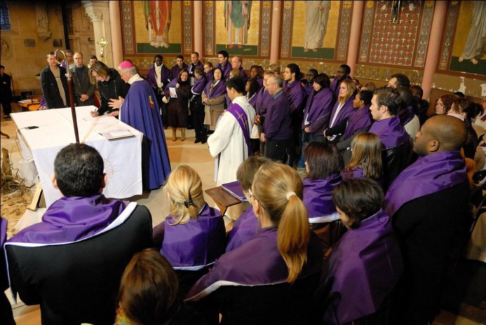 A chaque veillée de Pâques, des adultes sont baptisés dans les églises du diocèse de Rouen (Photo @Jacques Félix extraite du site rouen.catholique.fr/ )