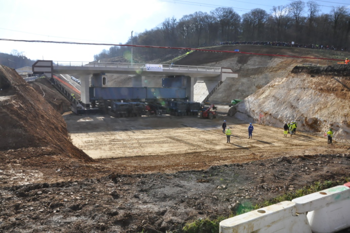 Dans quelques instants, le pont-rail va être amené à son emplacement définitif (@infoNormandie.com)