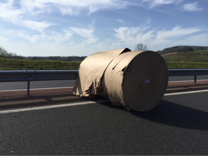 Le semi-remorque a perdu son chargement de balles de papier Le semi-remorque a perdu son chargement de balles de papier