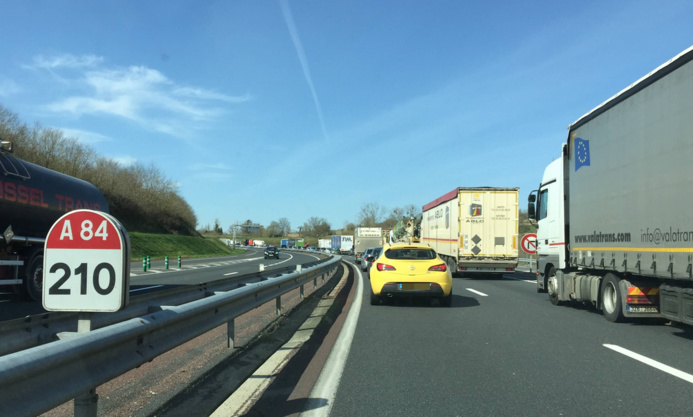 Un bouchon s'est formé en amont de l'accident (photos @infoNormandie.com) Un bouchon s'est formé en amont de l'accident (photos @infoNormandie.com)