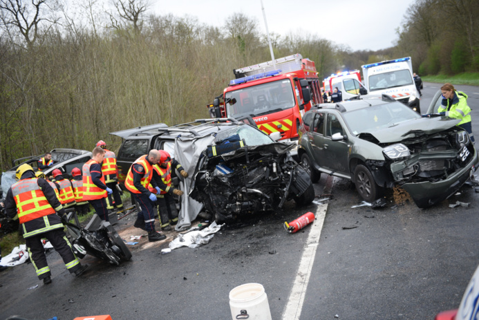 L'état des véhicules témoigne de l'extrême violence du choc (Photos de G.Kouamé/SDIS78)