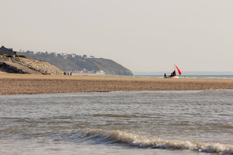 Le voilier de plaisance lors de son départ dans l'embouchure du Thar (Sébastien Cottin) Le voilier de plaisance lors de son départ dans l'embouchure du Thar (Sébastien Cottin)