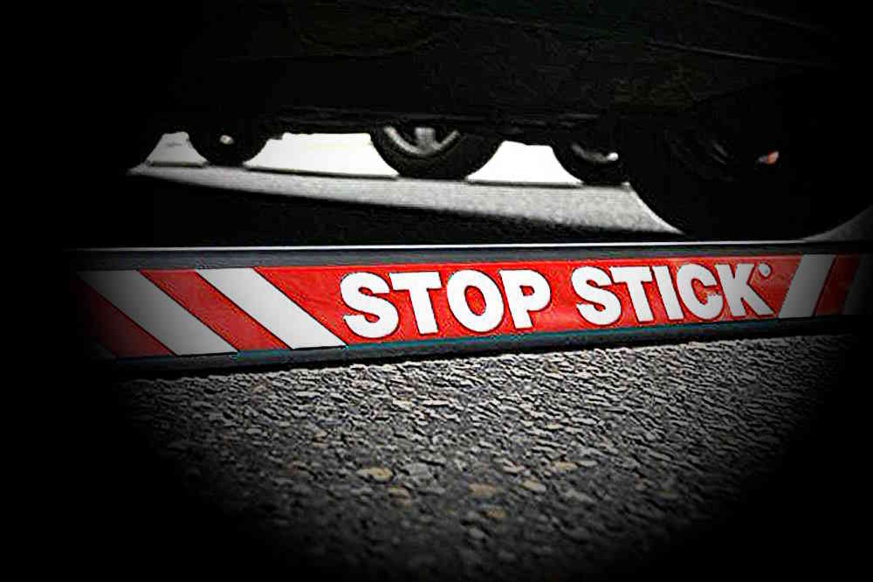 Les policiers ont dû déployer le système DIVA pour stopper le véhicule des fuyards - Illustration Les policiers ont dû déployer le système DIVA pour stopper le véhicule des fuyards - Illustration