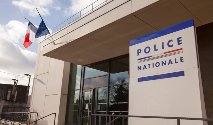 Trappes : une policière mordue jusqu'au sang par une adolescente Trappes : une policière mordue jusqu'au sang par une adolescente