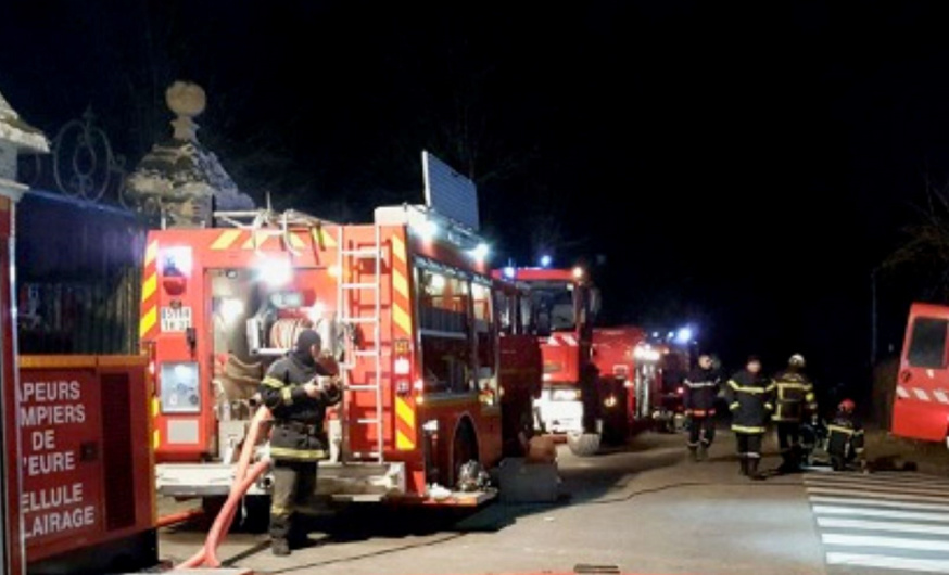 Trois lances à incendie ont été nécessaires pour venir à bout des flammes qui ont détruit totalement l'habitation - Illustration