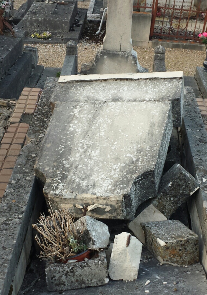 Une douzaine de tombes dégradées dans le cimetière de Caudebec-lès-Elbeuf Une douzaine de tombes dégradées dans le cimetière de Caudebec-lès-Elbeuf