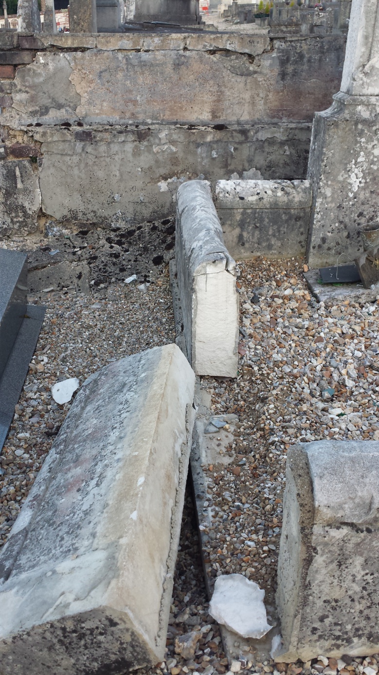 Une douzaine de tombes dégradées dans le cimetière de Caudebec-lès-Elbeuf Une douzaine de tombes dégradées dans le cimetière de Caudebec-lès-Elbeuf