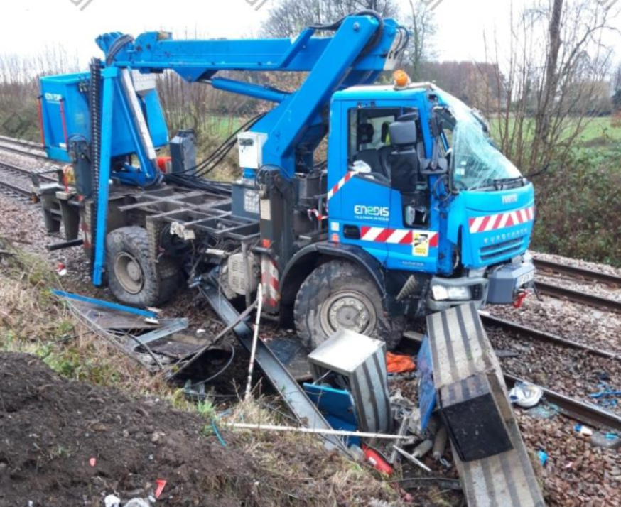 Le camion a percuté accidentellement le poteau d'une caténaire - Photo © SNCF/X Le camion a percuté accidentellement le poteau d'une caténaire - Photo © SNCF/X