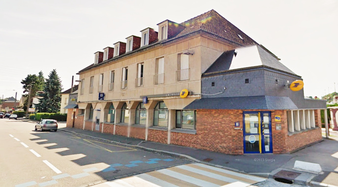 Le bureau de La Poste est implanté place de la Libération, dans le centre-ville de Neufchâtel (Illustration)