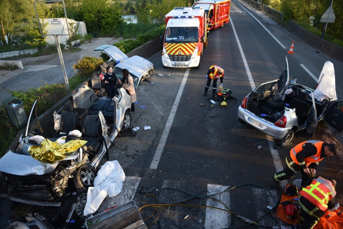 L'état des deux véhicules démontre la violence du choc (Photo: E. Faller / SDIS78) L'état des deux véhicules démontre la violence du choc (Photo: E. Faller / SDIS78)