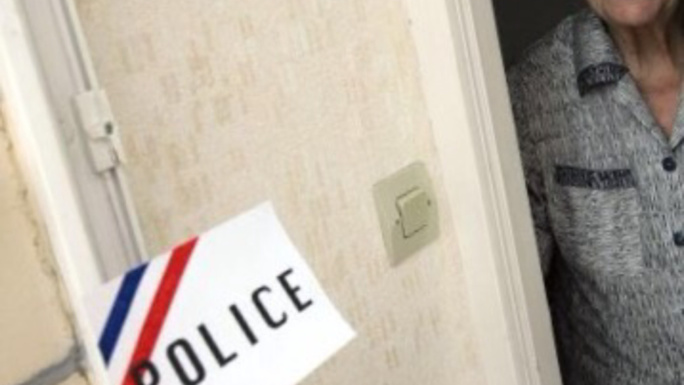Versailles : les faux policiers font main basse sur les bijoux chez une personne âgée Versailles : les faux policiers font main basse sur les bijoux chez une personne âgée