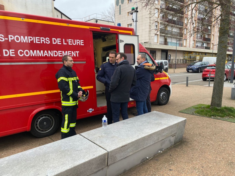 Le maire d'Evreux, Guy Lefrand, s'est rendu sur les lieux de l'incendie - Photo @ Ville d'Evreux
