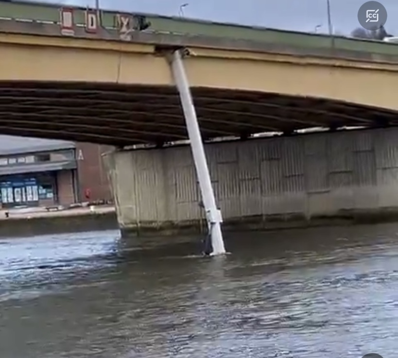 Le bateau n’avait pas replié sa grue, la flèche s’est accrochée au pont  Guillaume-le-Conquérant dimanche - photo @nicolas Mayer-Rossignol / X