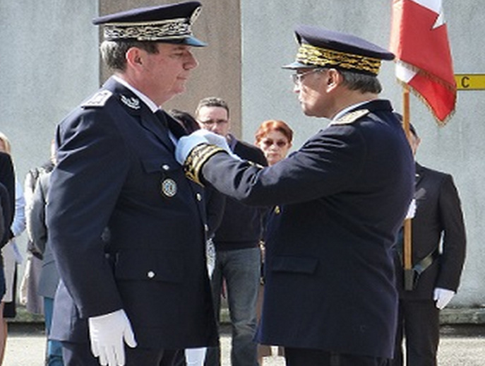Le contrôleur général Philippe Trenec, directeur départemental de la sécurité publique (DDSP) s'est vu remettre la médaille d'officier dans l'ordre national du mérite des mains du préfet Pierre-Henry Maccioni (Photo DR) Le contrôleur général Philippe Trenec, directeur départemental de la sécurité publique (DDSP) s'est vu remettre la médaille d'officier dans l'ordre national du mérite des mains du préfet Pierre-Henry Maccioni (Photo DR)