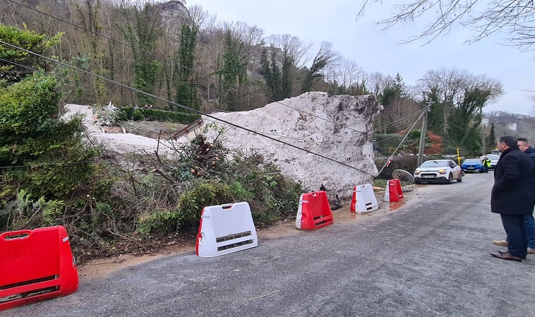 Un bloc rocheux s'est écrasxé sur un van qui sert d'habitation à un sexagénaire, en bordure de la route de Muids - Photo © Préfet de l'Eure/X