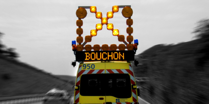 Poids-lourd en feu sur l'A13 en Seine-Maritime: trois kilomètres de ralentissement avant Oissel