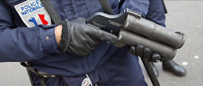 Les policiers ont du faire usage de leur flash ball alors qu'ils étaient encerclés par leurs assaillants ( illustration)