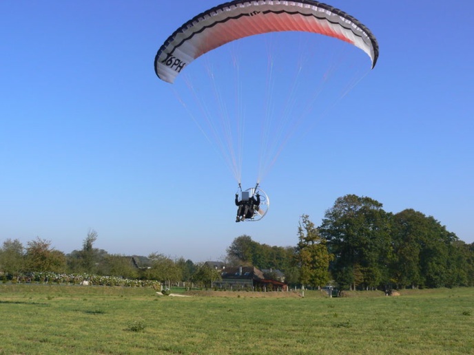 Photo d'un paramoteur (illustration) Photo d'un paramoteur (illustration)