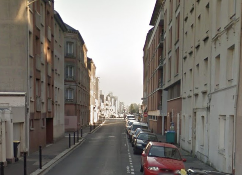 La rue du commandant Chef d’Hôtel est située entre le Cours de la République et la rue Bouganville