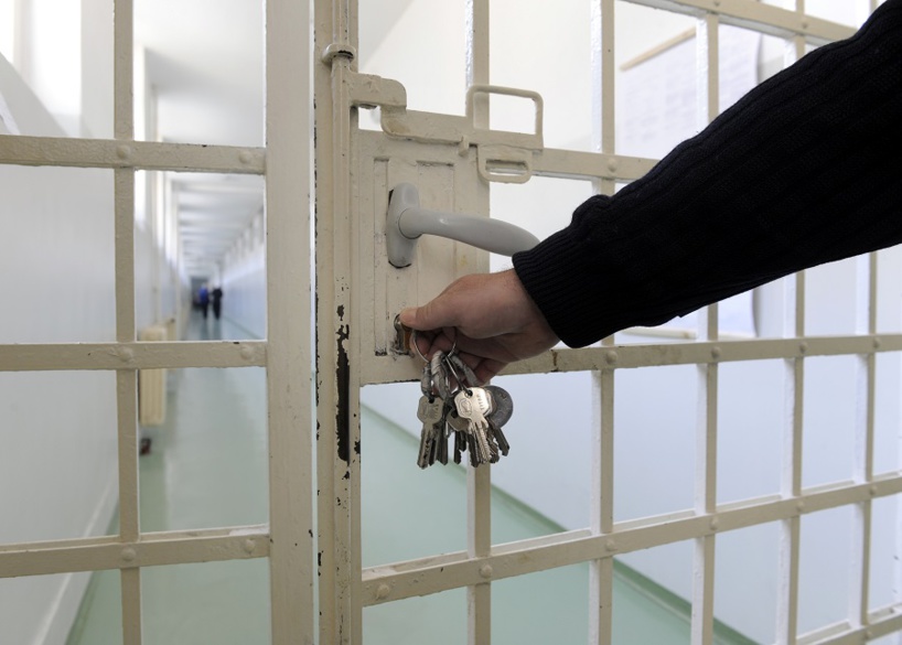 Le détenu en semi-liberté a dû réintégrer sa cellule à la prison d'Evreux, après un détour en garde à vue - Illustration © Adobe Stock
