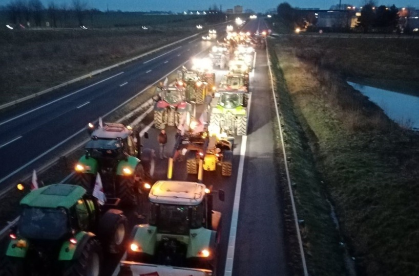 Les agriculteurs bloquent avec leurs tracteurs l'A28, ce soir en Seine-Maritime - Photo © FDSEA76/X Les agriculteurs bloquent avec leurs tracteurs l'A28, ce soir en Seine-Maritime - Photo © FDSEA76/X