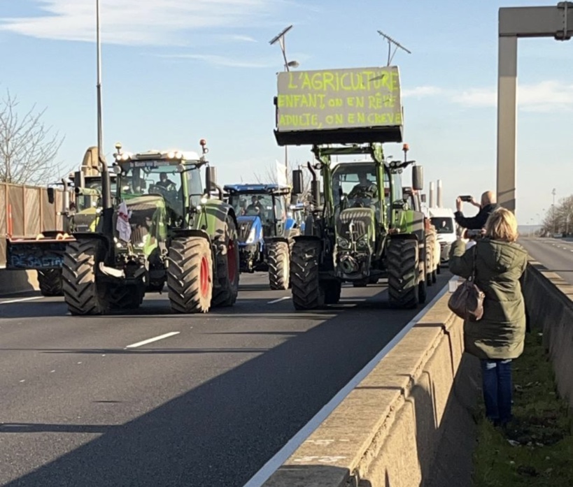 Les tracteurs bloquent l'A13 au niveaiu de Mantes-la-Ville (Yvelines) depuis le début de l'après-midi - Photo © Sofiane Leroy/infonormandie