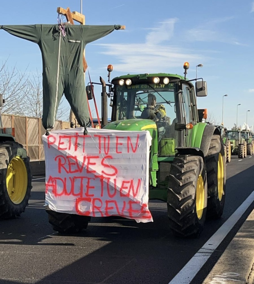 Plus de 80 tracteurs assurent le blocage de l'autoroute A13, dans les deux sens - Photo © S.L./infonormandie