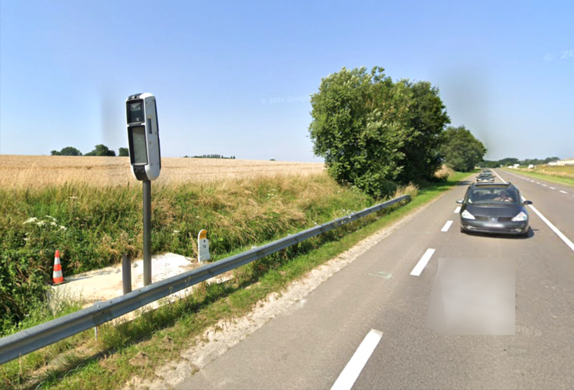 Le radar tourelle incendié sur la D6015 controlait la vitesse dans les deux sens de circulation.. Le radar tourelle incendié sur la D6015 controlait la vitesse dans les deux sens de circulation..