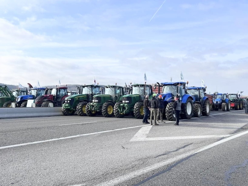 Barrage sur l'A13 à Epône cet après-midi - Photo © S.L. / infonormandie - Barrage sur l'A13 à Epône cet après-midi - Photo © S.L. / infonormandie -