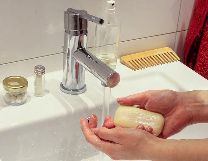 L’eau du robinet reste néanmoins utilisable pour les autres usages (toilette, douche, WC).  - Illustration © Pixabay