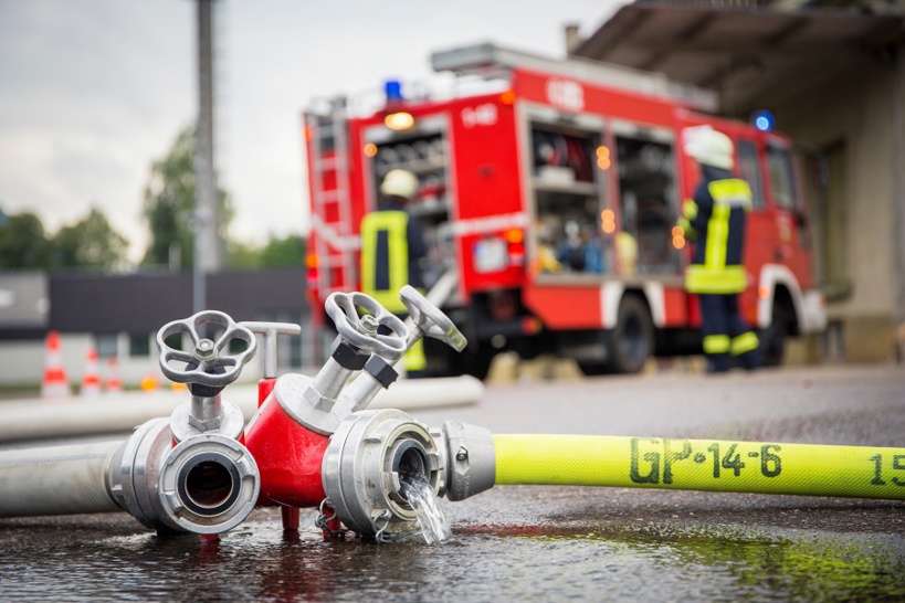 Les sapeurs-pompiers ont éteint le feu au moyen de deux lances à incendie - Illustration © Adobe Stock