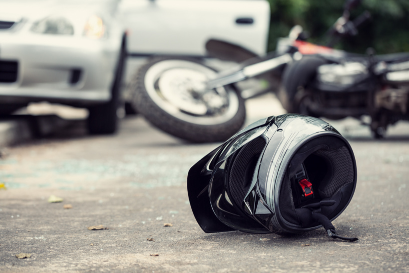 La conductrice de la moto a été blessée grièvement dans le choc - Illustration © Adobe Stock