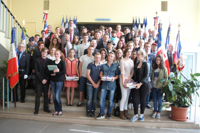 Les élèves primés rassemblés à la préfecture lors de la remise des prix Les élèves primés rassemblés à la préfecture lors de la remise des prix