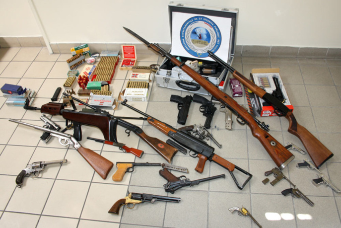 Un véritable arsenal a été découvert dans la demeure d'un homme de 49 ans (@DDSP78)