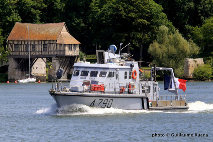 Le Coralline photographié il y a quelques heures sur la Seine à hauteur de Vernon Le Coralline photographié il y a quelques heures sur la Seine à hauteur de Vernon