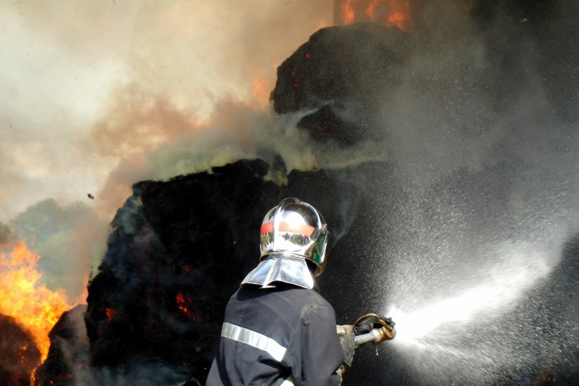 Les sapeurs-pompiers ont engagé des moyens importants pour combattre l'incendie - Illustration © Adobe Stock