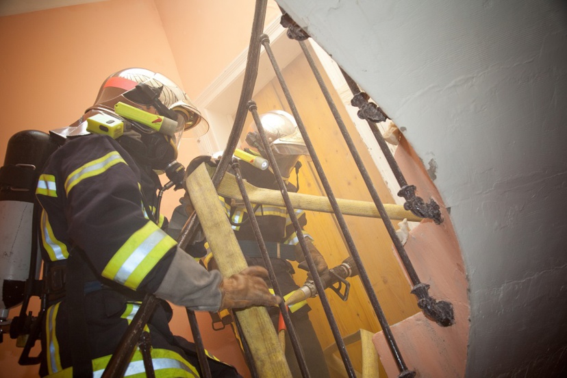 Après l'extension du feu, les sapeurs-pompiers ont procédé à la ventllation de la cage d'escalier - Illustration © Adobe Stock
