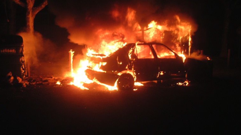 Le feu a détruit paf propagation quatre voitures à proximité d’habitations - illustration