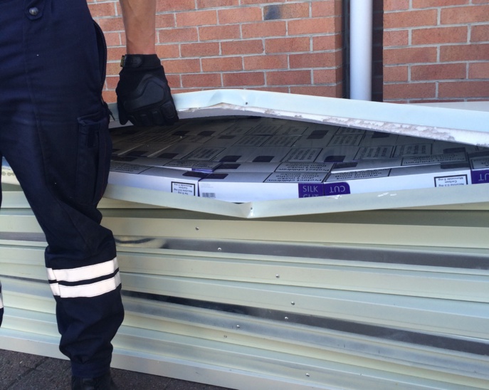 A l’intérieur de chacune des 12 portes métalliques, les douaniers décèlent 52 cartouches de cigarettes, soit 624 cartouches au total. (Ohoto et V=vidéo @Douane française) A l’intérieur de chacune des 12 portes métalliques, les douaniers décèlent 52 cartouches de cigarettes, soit 624 cartouches au total. (Ohoto et V=vidéo @Douane française)