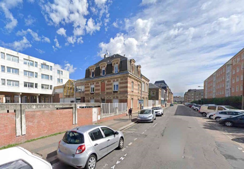 L'homme interpellé par la police a reconnu avoir manipulé un pistolet à air comprimé derrière la fenêtre de son appartement situé devant le lycée de la rue Dumé-d'Aplemont "sans intention malveillante"