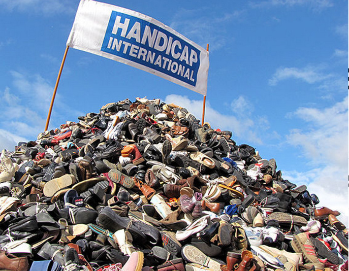 Pyramide de chaussures à Rouen : Handicap international recherche des bénévoles Pyramide de chaussures à Rouen : Handicap international recherche des bénévoles