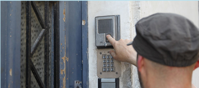 Il est prudent de ne pas laisser entrer chez soi un inconnu (illustration) Il est prudent de ne pas laisser entrer chez soi un inconnu (illustration)