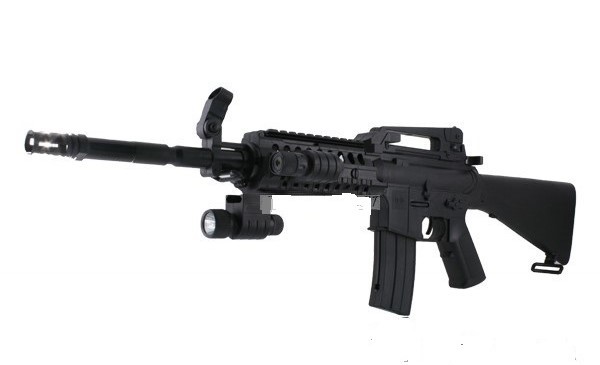 L'arme que transportaient les deux jeunes gens est une réplique du fusil d'assaut américain M16 (illustration d'un fusil airsoft)